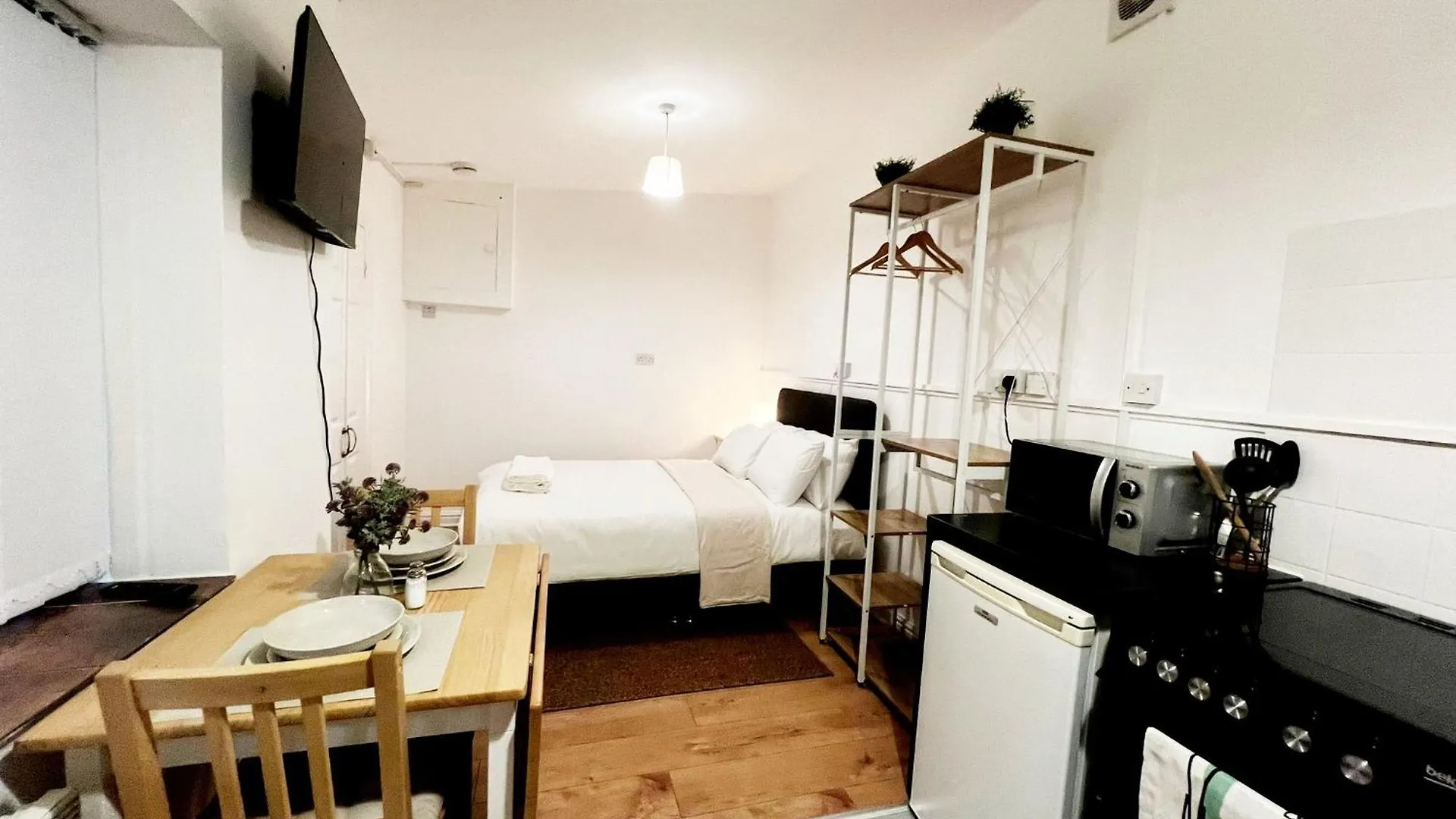 Cosy Gem In Cardiff Apartment 0*,